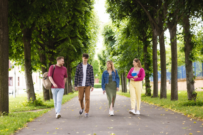 Wyniki wyszukiwania | Uniwersytet WSB Merito we Wrocławiu: studenci idący parkiem