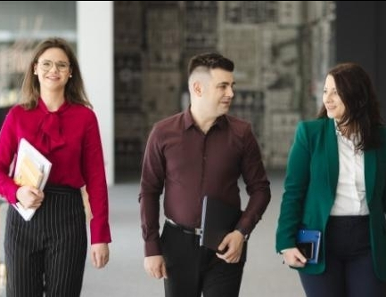 Klub Absolwenta Studiów Podyplomowych | Uniwersytet WSB Merito we Wrocławiu: uczestnicy studiów podyplomowych pracujący nad wspólnym projektem