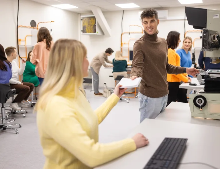 Inżynieria systemów logistycznych | Studia I stopnia we Wrocławiu | Uniwersytet WSB Merito we Wrocławiu: studenci podczas zajęć w pracowni inżynierskiej