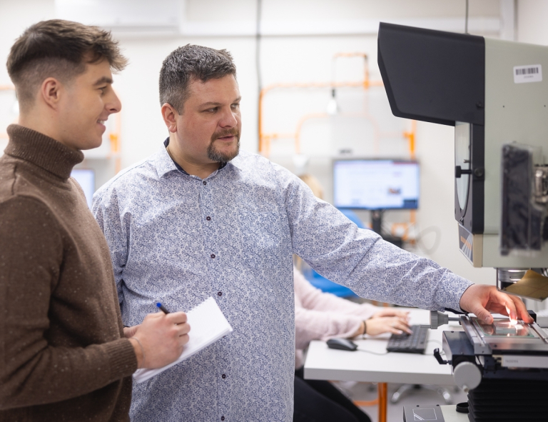 Kaizen & Lean Change Makers Academy | Studia podyplomowe we Wrocławiu | Uniwersytet WSB Merito we Wrocławiu: student i wykładowca podczas zajęć w pracowni inżynierskiej