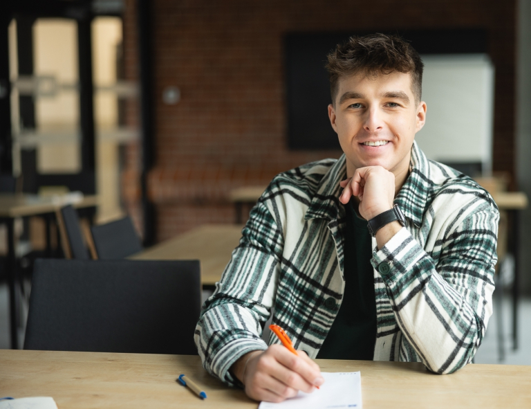 Praktyczny marketing internetowy | Studia podyplomowe we Wrocławiu | Uniwersytet WSB Merito we Wrocławiu: student pozujący do zdjęcia