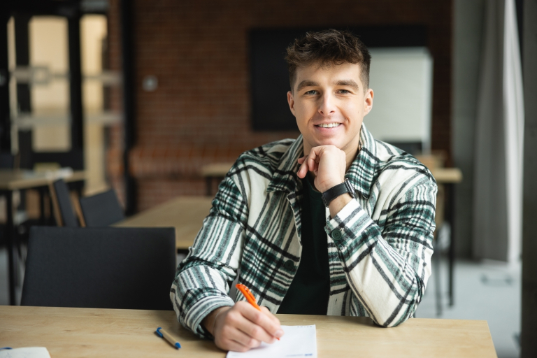 Zielone technologie i sztuczna inteligencja: informatyka dla zrównoważonego rozwoju | Studia podyplomowe we Wrocławiu | Uniwersytet WSB Merito we Wrocławiu: student pozujący do zdjęcia