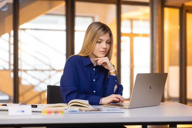 Psychoneuroimmunologia (PNI) | Studia podyplomowe we Wrocławiu | Uniwersytet WSB Merito we Wrocławiu: studentka korzystająca z laptopa