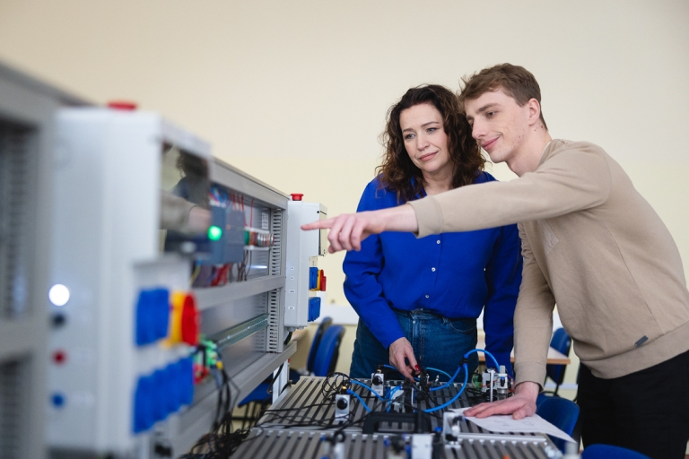 Procesy logistyczne w przedsiębiorstwie | Studia I stopnia we Wrocławiu | Uniwersytet WSB Merito we Wrocławiu: studenci podczas zajęć w pracowni inżynierskiej