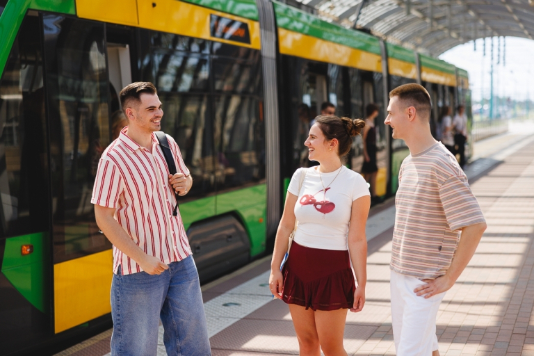 Psychologia transportu | Studia podyplomowe we Wrocławiu | Uniwersytet WSB Merito we Wrocławiu: studenci rozmawiający ze sobą na przystanku autobusowym