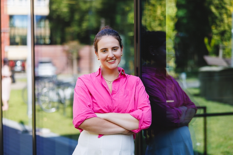 Wyniki wyszukiwania | Uniwersytet WSB Merito we Wrocławiu: studentka pozująca do zdjęcia