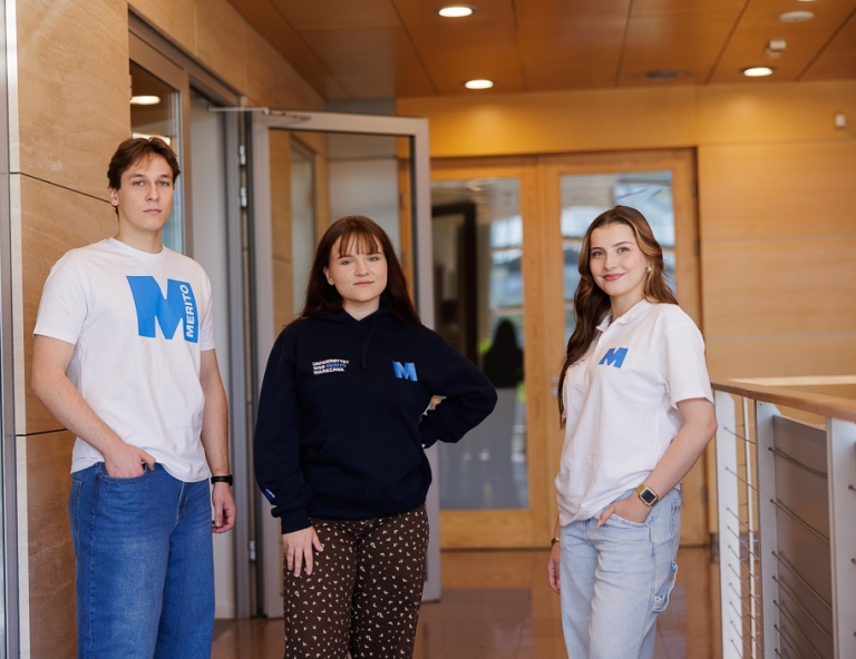 Lean Logistics w inżynierii procesów logistycznych | Studia I stopnia we Wrocławiu | Uniwersytet WSB Merito we Wrocławiu: studenci pozujący do zdjęcia