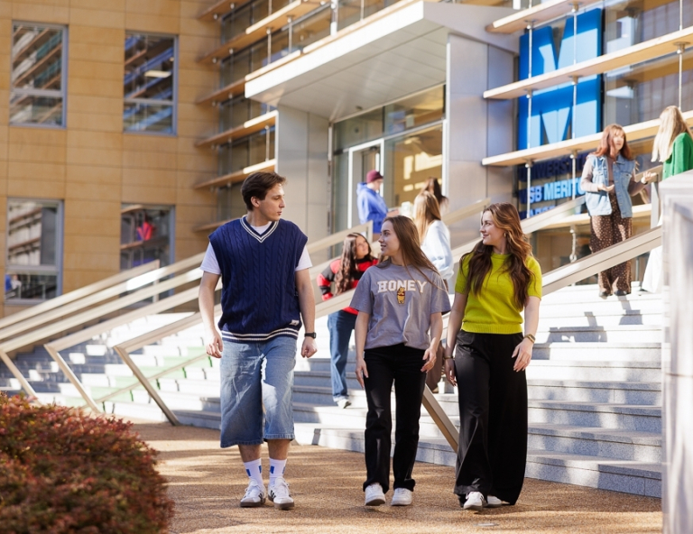 Digital Marketing Masterclass | Studia podyplomowe we Wrocławiu | Uniwersytet WSB Merito we Wrocławiu: studenci spacerujący po kampusie