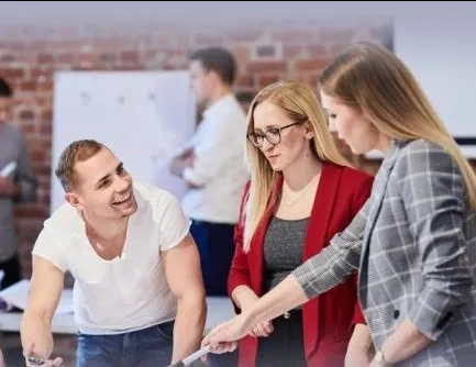 Zarządzanie jakością i produkcją w branży produkcyjnej | Studia podyplomowe we Wrocławiu | Uniwersytet WSB Merito we Wrocławiu: uczestnicy studiów podyplomowych pracujący nad wspólnym projektem