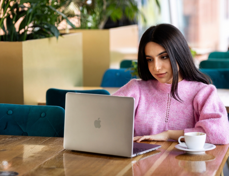 Prawo e-biznesu i AI | Studia I stopnia we Wrocławiu | Uniwersytet WSB Merito we Wrocławiu: studentka korzystająca z laptopa