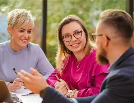 Klub Absolwenta Studiów Podyplomowych | Uniwersytet WSB Merito we Wrocławiu: uczestnicy studiów podyplomowych pracujący nad wspólnym projektem