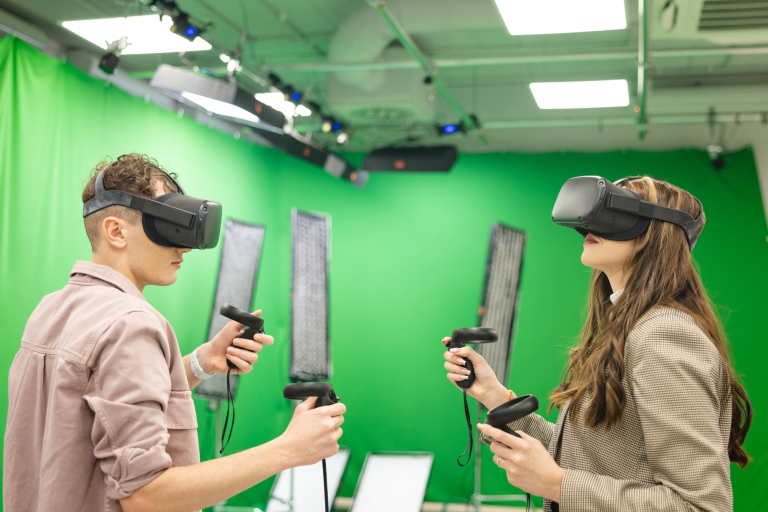 Menedżer logistyki – studia 3-semestralne | Studia I stopnia we Wrocławiu | Uniwersytet WSB Merito we Wrocławiu: Chłopak i dziewczyna w okularach VR