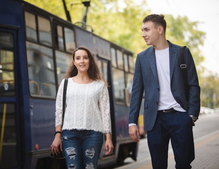 Inżynieria procesów transportowych | Studia I stopnia we Wrocławiu | Uniwersytet WSB Merito we Wrocławiu: studenci na przystanku tramwajowym