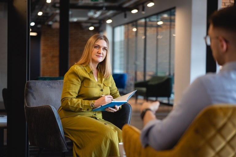 Uczelnia bez barier | Uniwersytet WSB Merito we Wrocławiu: psycholog udzielająca konsultacji