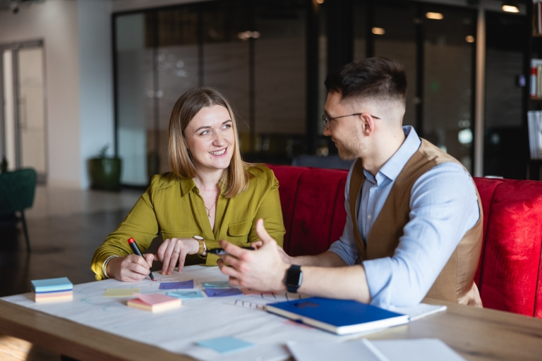 Mentoring i przywództwo rozwojowe w organizacji | Studia podyplomowe we Wrocławiu | Uniwersytet WSB Merito we Wrocławiu: uczestnicy studiów podyplomowych pracujący nad wspólnym projektem