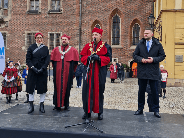 Rekordowy Polonez dla Fredry i ciekawa debata o AI | Aktualności | Uniwersytet WSB Merito we Wrocławiu: Przemówienia podczas uroczystości