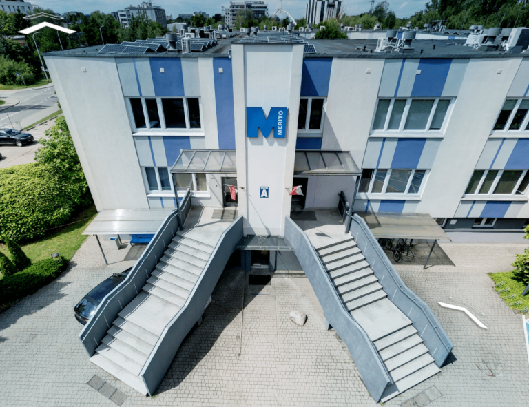 Nasz kampus | Uniwersytet WSB Merito we Wrocławiu: budynek A z lotu ptaka