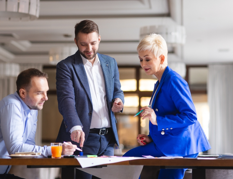 Wystąpienia publiczne i przywództwo w biznesie | Studia podyplomowe we Wrocławiu | Uniwersytet WSB Merito we Wrocławiu: uczestnicy studiów podyplomowych pracujący w grupie