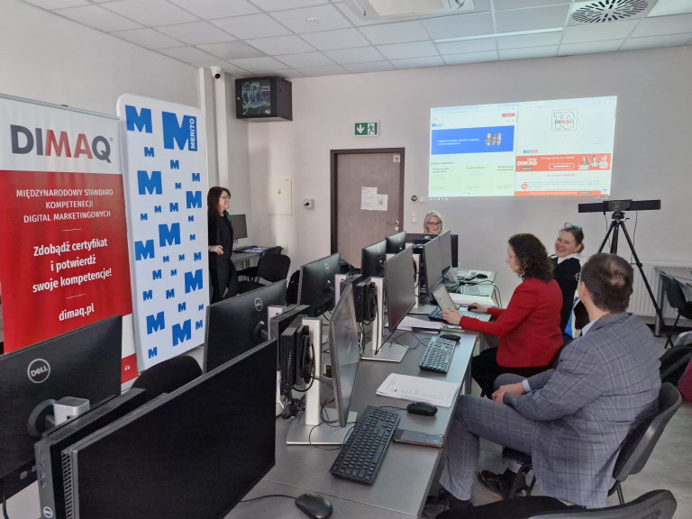 Otworzyliśmy centrum egzaminacyjne DIMAQ! | Aktualności | Uniwersytet WSB Merito we Wrocławiu: Sala komputerowa, w której odbywa się szkolenie.
