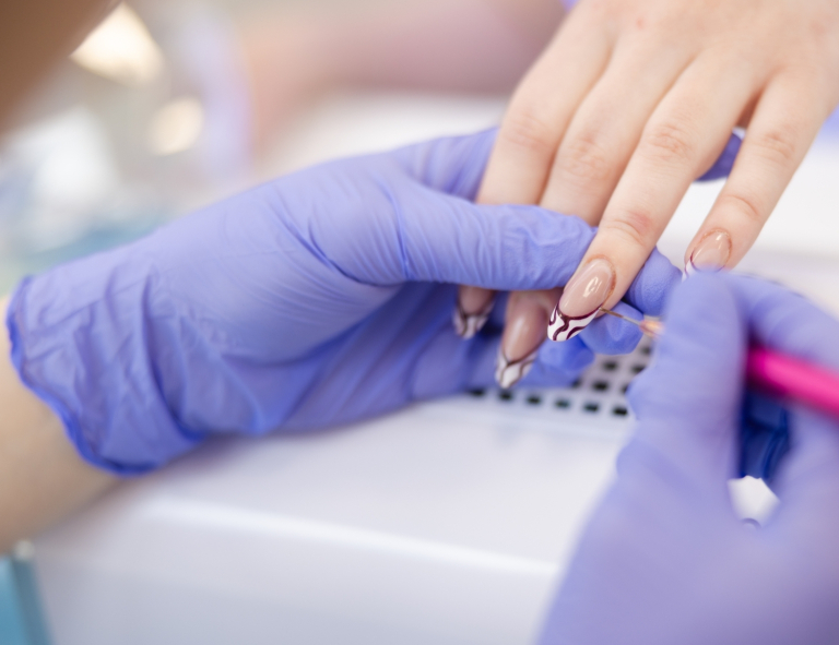 Manicure profesionalny i nail art | Studia I stopnia we Wrocławiu | Uniwersytet WSB Merito we Wrocławiu: studenci na zajęciach w pracowni manicure