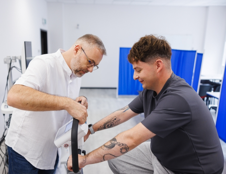 Dietetyka w sporcie i fizjologia wysiłku fizycznego | Studia I stopnia we Wrocławiu | Uniwersytet WSB Merito we Wrocławiu: studenci w pracowni kalorymetrii