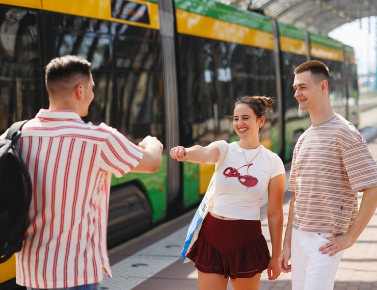Zarządzanie transportem kolejowym | Studia I stopnia we Wrocławiu | Uniwersytet WSB Merito we Wrocławiu: studenci przybijający sobie żółwika