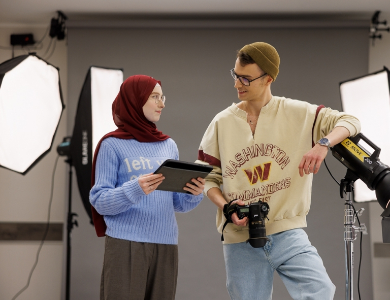 Fotografia i wideo | Studia I stopnia we Wrocławiu | Uniwersytet WSB Merito we Wrocławiu: studenci na zajęciach z fotografii