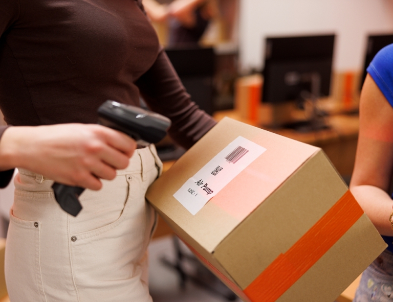 Transport, spedycja i logistyka | Studia I stopnia we Wrocławiu | Uniwersytet WSB Merito we Wrocławiu: studentka w pracowni logistycznej