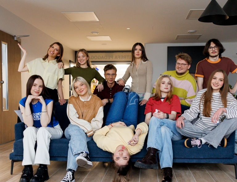 Administracja celno-skarbowa | Studia I stopnia we Wrocławiu | Uniwersytet WSB Merito we Wrocławiu: studenci pozujący do wspólnego zdjęcia