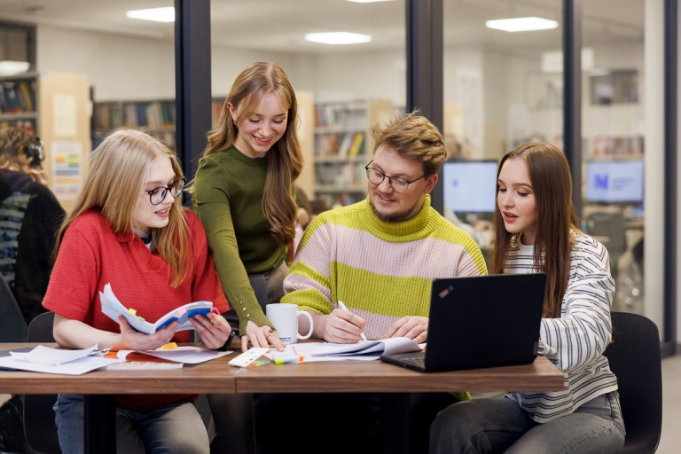 STEAM i sztuczna inteligencja w edukacji | Studia podyplomowe we Wrocławiu | Uniwersytet WSB Merito we Wrocławiu: studenci pracujący nad projektem grupowym