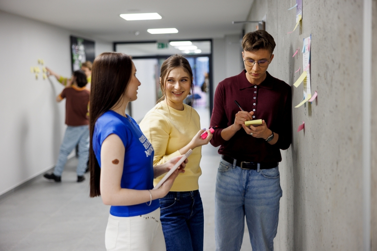 Bezpieczeństwo publicznej infrastruktury krytycznej | Studia podyplomowe we Wrocławiu | Uniwersytet WSB Merito we Wrocławiu: studenci pracujący nad projektem grupowym