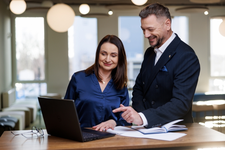 Master of Business Administration | Studia MBA we Wrocławiu | Uniwersytet WSB Merito we Wrocławiu: sesja MBA Wroclaw dwie osoby przy biurku