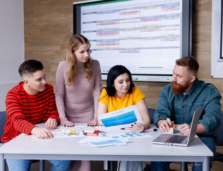 Administracja publiczna | Studia I stopnia we Wrocławiu | Uniwersytet WSB Merito we Wrocławiu: studenci pracujący nad projektem grupowym