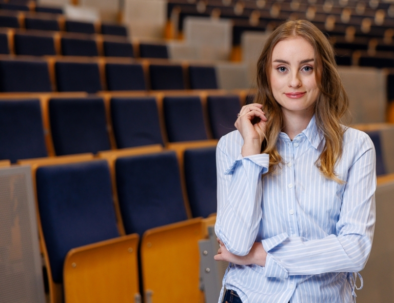 Cyberbezpieczeństwo i Artificial Intelligence | Studia I stopnia we Wrocławiu | Uniwersytet WSB Merito we Wrocławiu: studentka pozująca do zdjęcia