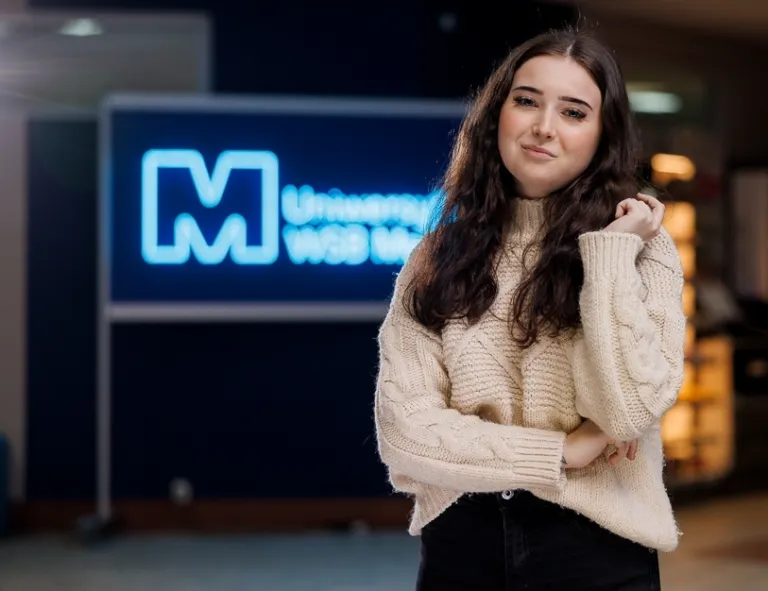 Consumer Neuroscience & Behavioral Design | Studia II stopnia we Wrocławiu | Uniwersytet WSB Merito we Wrocławiu: studentka pozująca do zdjęcia