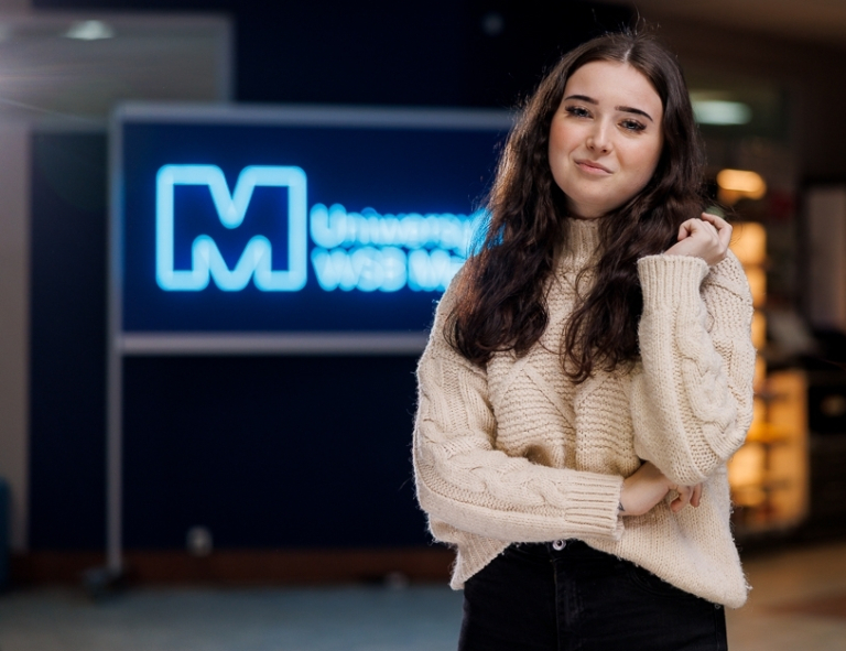 Consumer Neuroscience & Behavioral Design | Studia I stopnia we Wrocławiu | Uniwersytet WSB Merito we Wrocławiu: studentka pozująca do zdjęcia