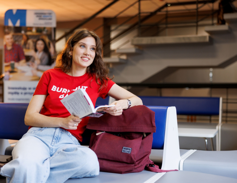 Administracja | Studia I stopnia we Wrocławiu | Uniwersytet WSB Merito we Wrocławiu: studentka ucząca się z notatek