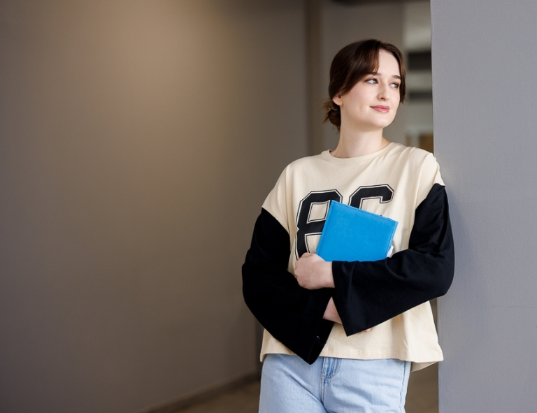 Przygotowanie pedagogiczne do wykonywania zawodu nauczyciela psychologa | Studia podyplomowe we Wrocławiu | Uniwersytet WSB Merito we Wrocławiu: studentka patrząca przez okno