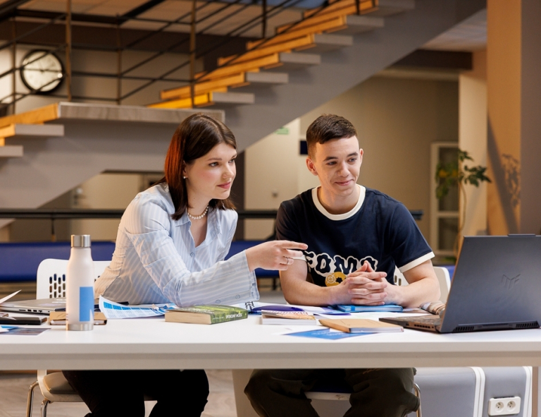 Zarządzanie w administracji publicznej | Studia I stopnia we Wrocławiu | Uniwersytet WSB Merito we Wrocławiu: studenci pracujący nad projektem grupowym