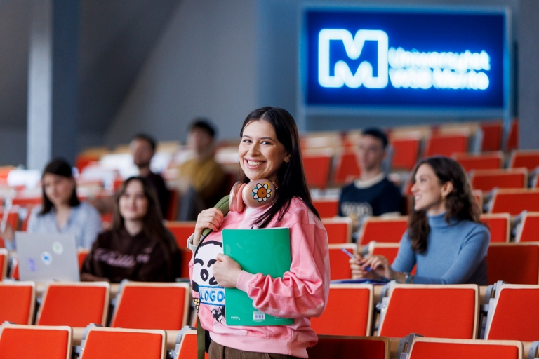 Przygotowanie pedagogiczne dla nauczycieli przedmiotów lub zajęć prowadzonych w szkole podstawowej i ponadpodstawowej | Studia podyplomowe we Wrocławiu | Uniwersytet WSB Merito we Wrocławiu: studentka trzymająca notes