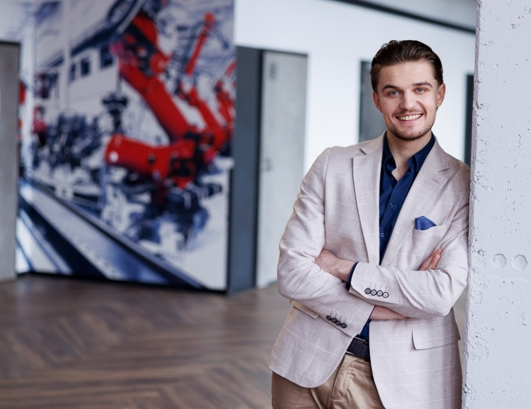 AI-First Leadership: Sztuczna Inteligencja w zarządzaniu produkcją i biznesem | Studia podyplomowe we Wrocławiu | Uniwersytet WSB Merito we Wrocławiu: uczestnik studiów podyplomowych pozujący do zdjęcia