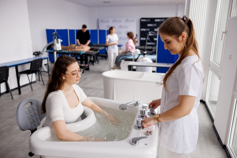 Wyniki wyszukiwania | Uniwersytet WSB Merito we Wrocławiu: studentki podczas zajęć w pracowni odnowy biologicznej
