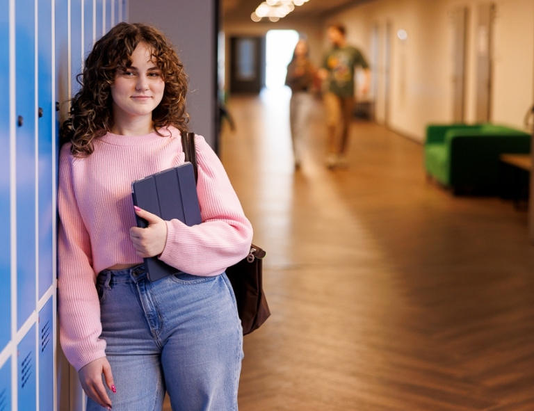 Podatki i doradztwo podatkowe | Studia I stopnia we Wrocławiu | Uniwersytet WSB Merito we Wrocławiu: studentka pozująca do zdjęcia