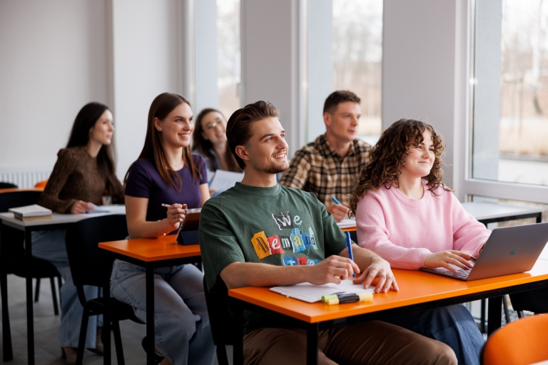 Przygotowanie pedagogiczne do wykonywania zawodu nauczyciela psychologa | Studia podyplomowe we Wrocławiu | Uniwersytet WSB Merito we Wrocławiu: studenci podczas zajęć z finansów i rachunkowowści