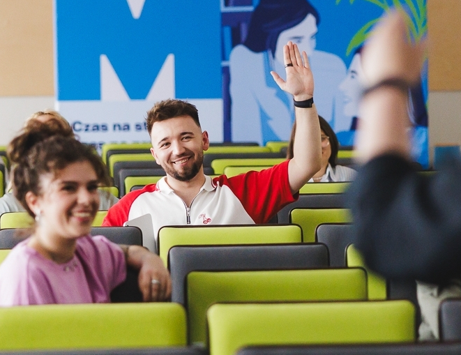 Pedagogika specjalna | Studia jednolite magisterskie we Wrocławiu | Uniwersytet WSB Merito we Wrocławiu: student zgłaszający się na wykładzie