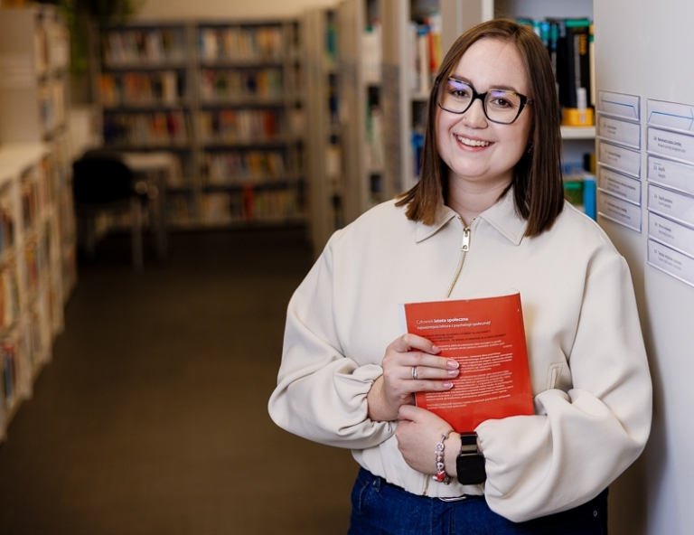 Terapia pedagogiczna | Studia jednolite magisterskie we Wrocławiu | Uniwersytet WSB Merito we Wrocławiu: studentka pozująca do zdjęcia