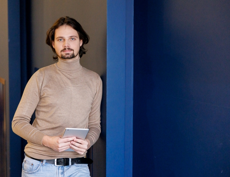 Inżynieria oprogramowania w JavaScript (TypeScript) | Studia podyplomowe we Wrocławiu | Uniwersytet WSB Merito we Wrocławiu: student pozujący do zdjęcia