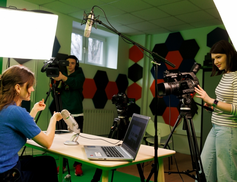 Reportaż, wywiad, storytelling | Studia I stopnia we Wrocławiu | Uniwersytet WSB Merito we Wrocławiu: studenci na zajęciach z dziennikarstwa