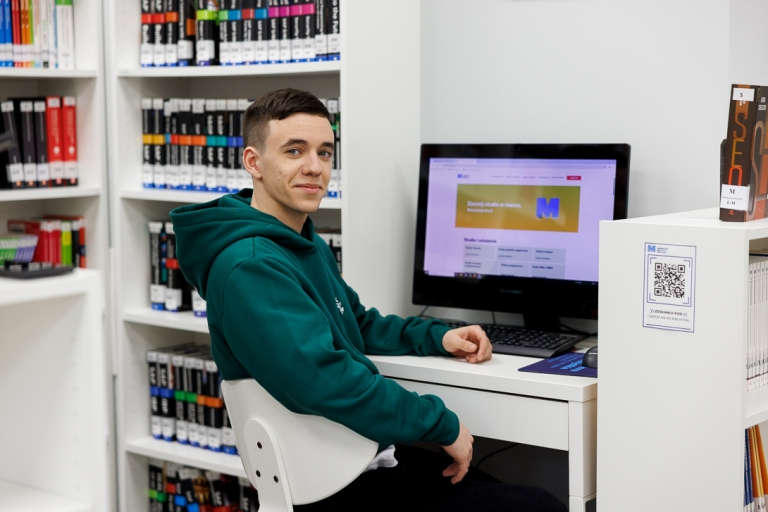 Biblioteka | Uniwersytet WSB Merito we Wrocławiu: student korzystający z komputera w bibliotece