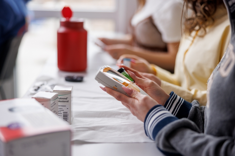 Laboratorium anatomii i fizjologii | Uniwersytet WSB Merito we Wrocławiu: studenci na zajęciach w laboratorium anatomii